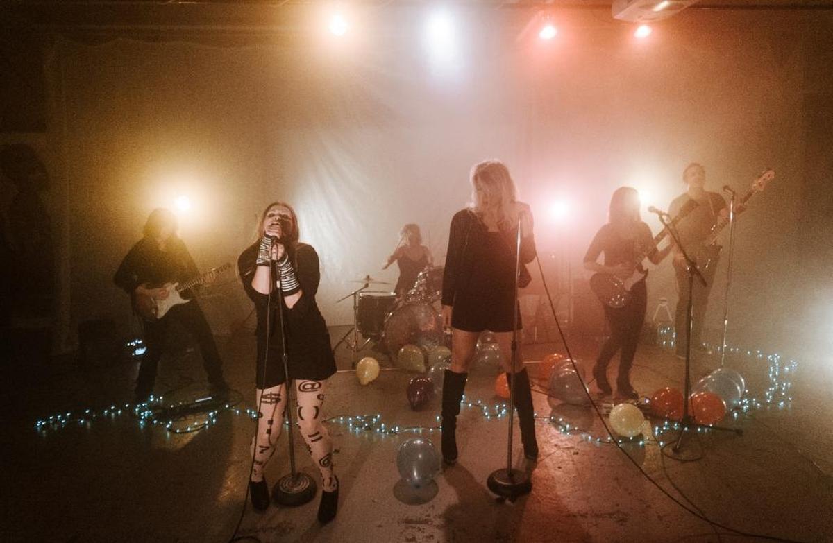 The Binders — (L-R) Kelly Richey, Robbie Morgan, Sherri McGee, Alicia Cox, Lannie Mossing and Blake Cox — will play The Burl on New Year’s Eve.