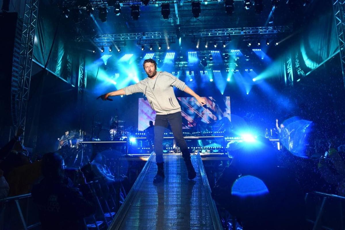 Brett Eldredge lets the fans have the mic.