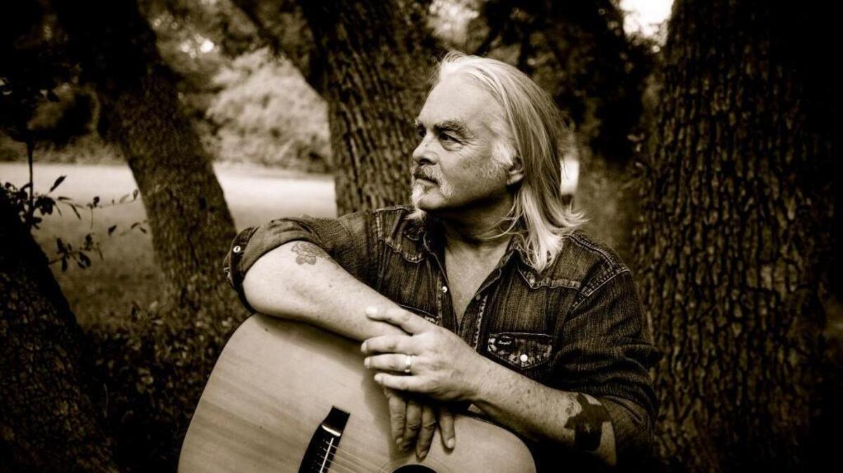Hal Ketchum performs at Willie’s Locally Known on Thursday.