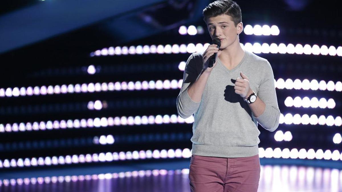 Jonathan Hutcherson sings One Direction’s You & I in The Voice blind auditions.