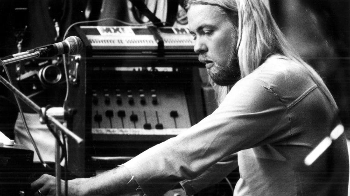 In this Aug. 24, 1978 file photo, Gregg Allman plays the organ at a concert in Macon, Ga. On Saturday, May 27, 2017, his manager said the musician has died. He was 69.