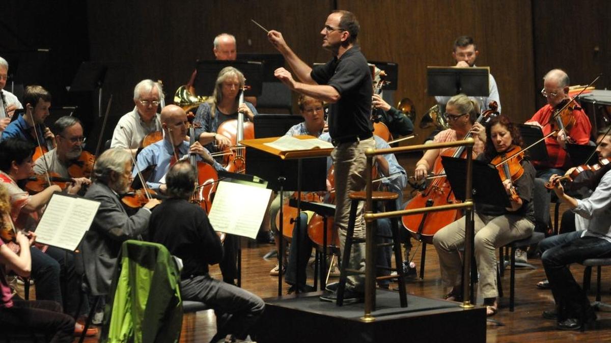 Scott Terrell conducts the Lexington Philharmonic in a May 2016 rehearsal of Beethoven’s Symphony No. 5. In its latest performance of Beethoven and Brahms, on April 14, 2017, critic Tedrin Blair Lindsay says the orchestra showed considerable artistic growth.
