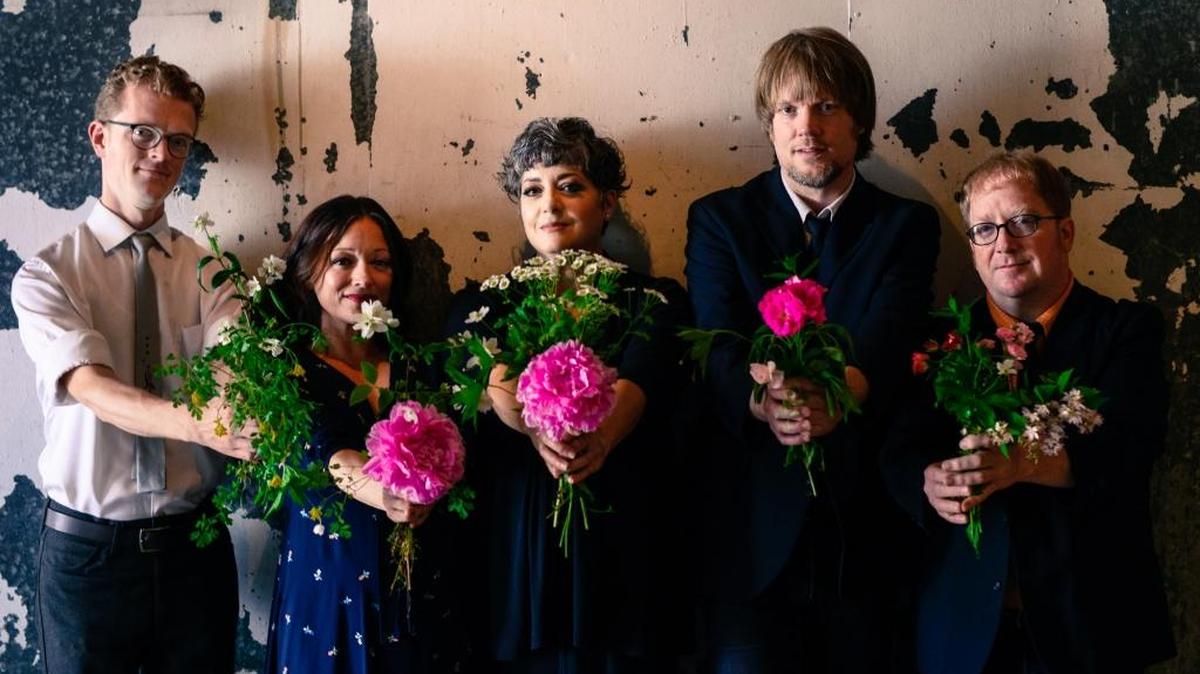 The Flat Five, from left: Alex Hall, Nora O’Connor, Kelly Hogan, Scott Ligon and Casey McDonough. The Chicago quintet plays in Louisville on Friday.