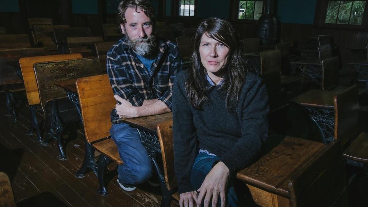 Mike Montgomery and Kelley Deal are R. Ring.