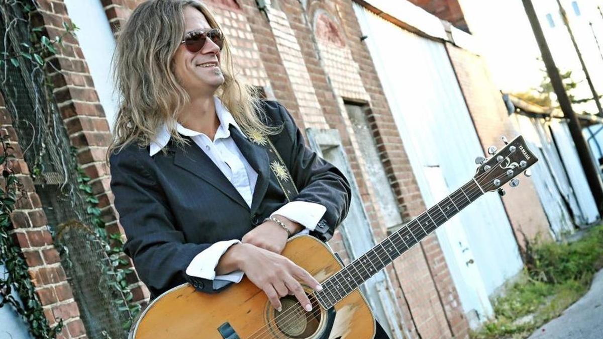 Wynn Taylor performs at the Chevy Chase Inn on Friday.