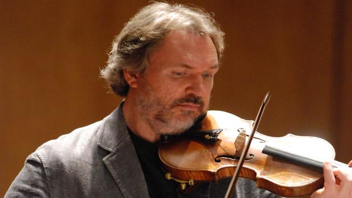 Violinist Mark O’Connor rehearsed with the University of Kentucky Symphony Orchestra in October 2009. On Friday, O’Connor will perform traditional Christmas songs.