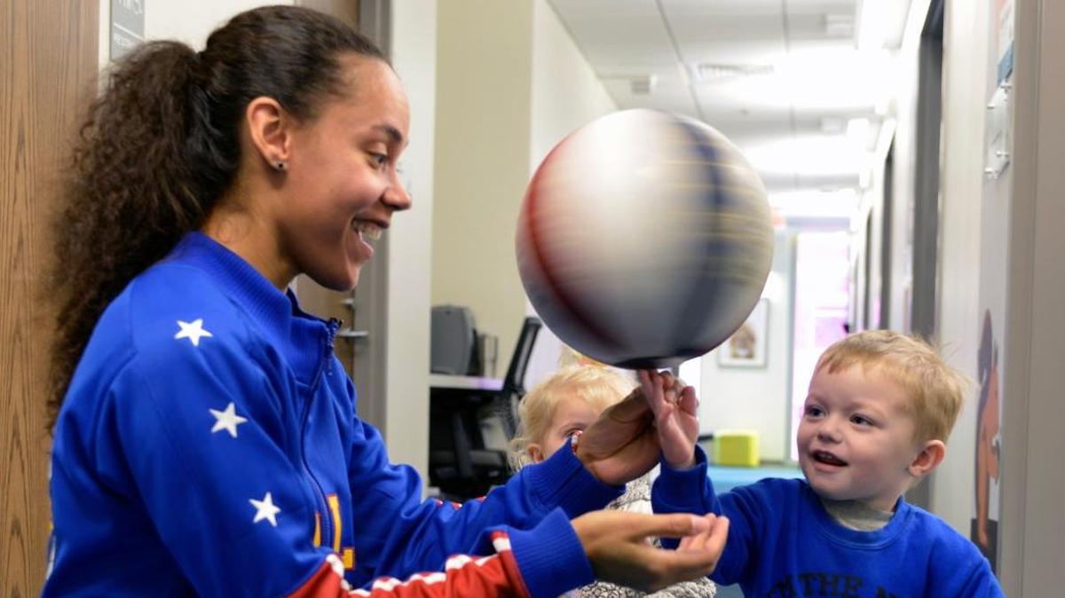 Harlem Globetrotter Briana “Hoops” Green performs some basketball tricks for Keegan Stokley, 2, of Lexington on Monday, January 8th, 2018 at Shriner’s Hospital for Children Medical Center in Lexington. Green will be on the Rupp Arena floor with the Globetrotters when they visit Lexington Jan. 13.