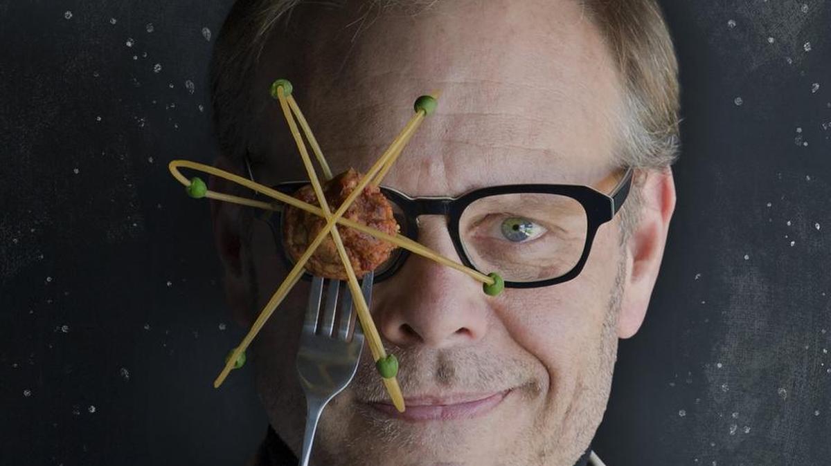 Food show host and author Alton Brown visits Richmond.