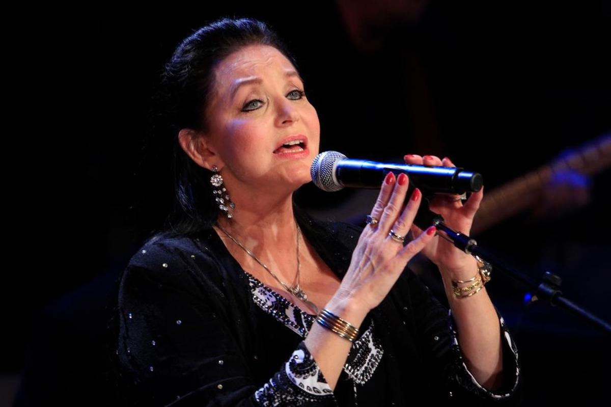 Crystal Gayle will perform at Renfro Valley Entertainment Center this fall.