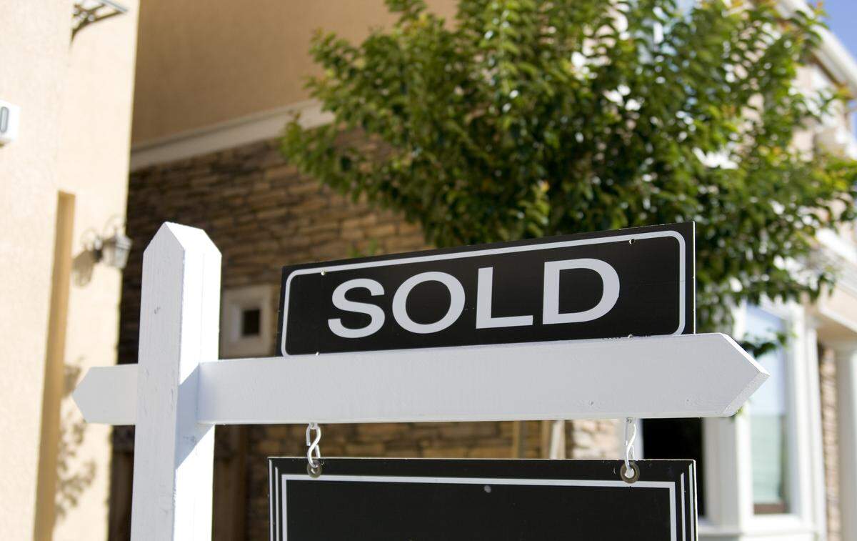 In July 2025, California saw fewer single-family home sales compared to June, with a total of 261,820 homes sold.