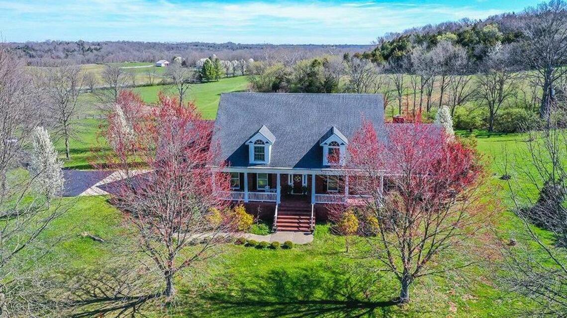 Country living with charm in Woodford County