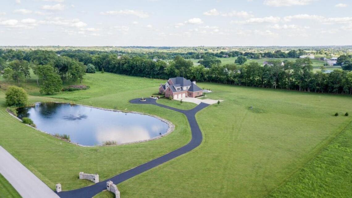 Luxury home with plenty of elbow room in Chandamere community