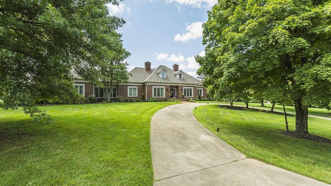 Luxurious county home offers beautiful scenery, quiet atmosphere and a professional golf course