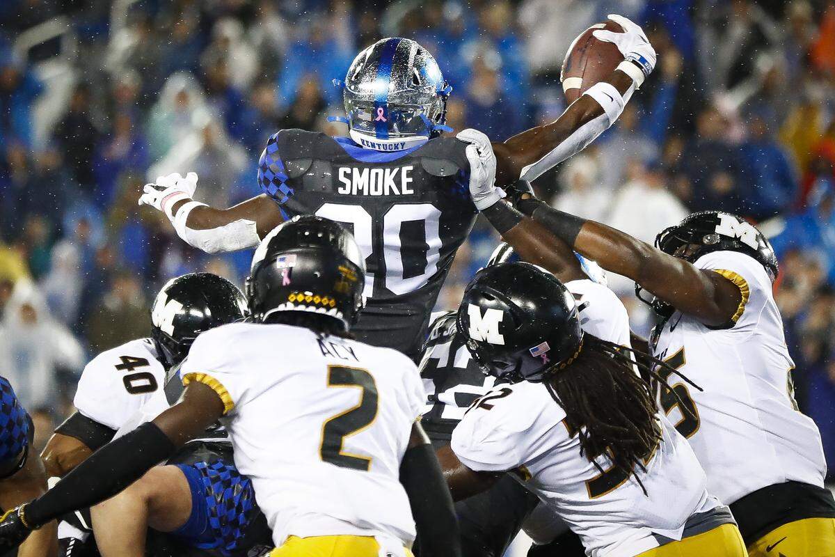 Kentucky running back Kavosiey Smoke (20) leapt for a touchdown in last season's 29-7 UK victory over Missouri.