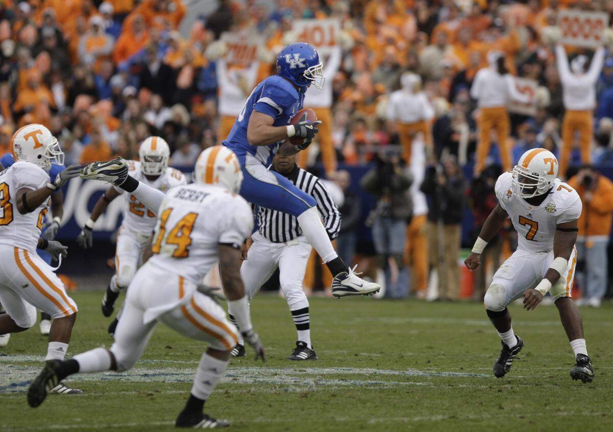 Jacob Tamme made one of his nine receptions in Kentucky’s 52-50, four-overtime loss to Tennessee in the 2007 regular-season finale.