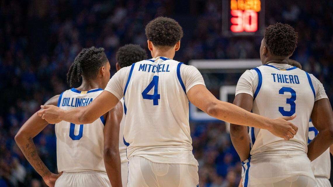 Rob Dillingham, Tre Mitchell and Adou Thiero huddle up during Kentucky’s 80-73 loss to UNC Wilmington.