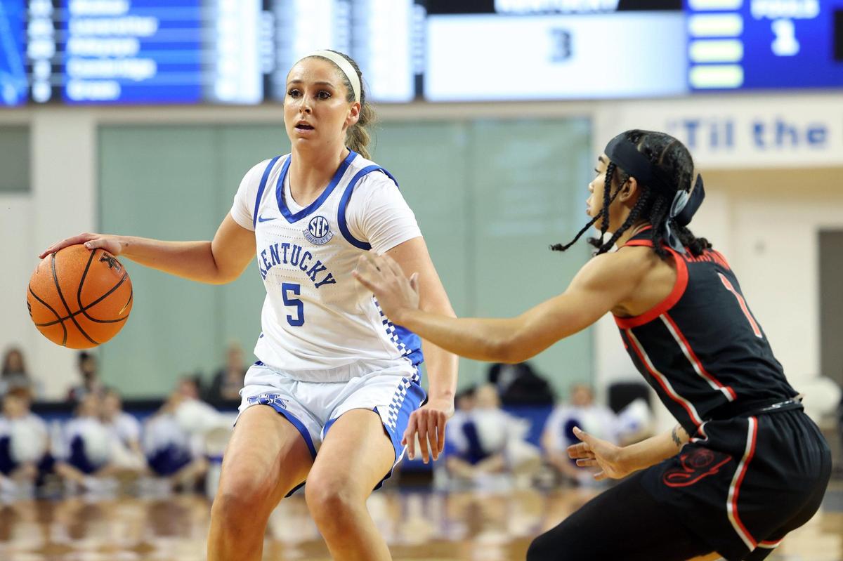 Kentucky’s Blair Green (5) looks for an opening against Georgia’s Chloe Chapman on Thursday night. Green led the Wildcats with 12 points.