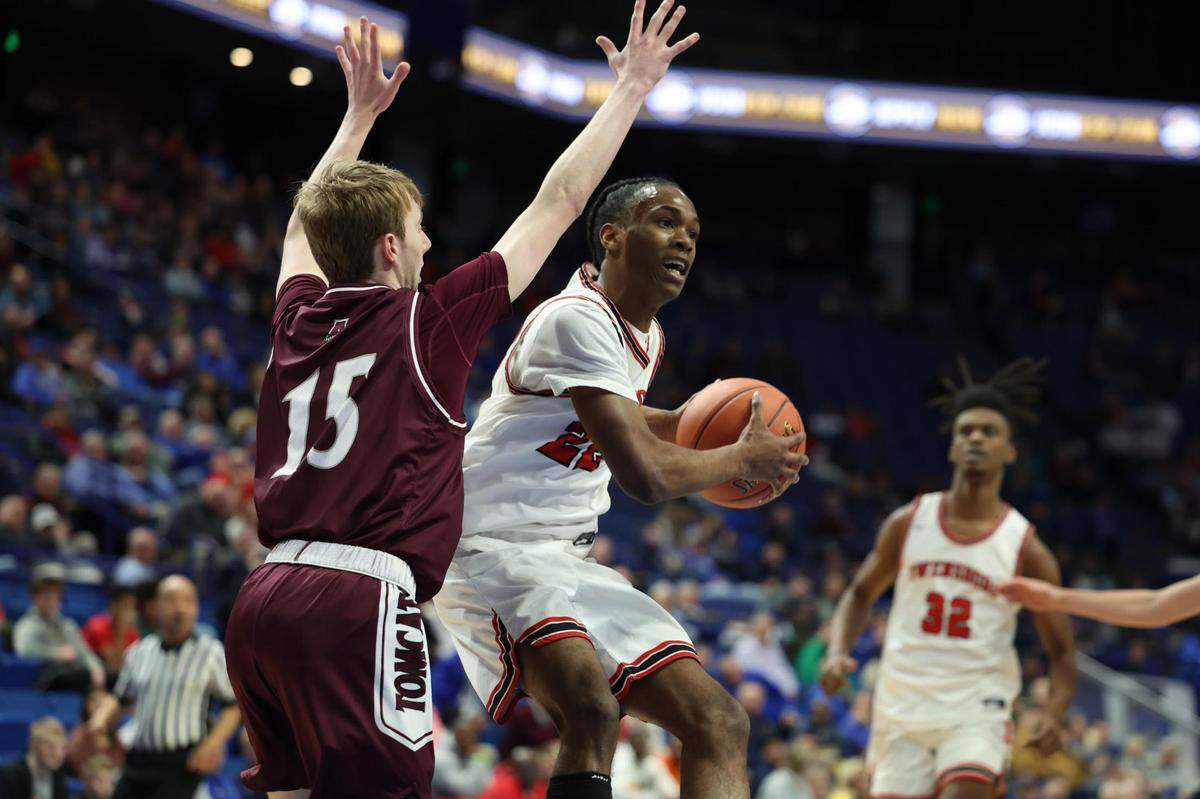 Talas Taylor (22) of Owensboro worked against Ashland Blazer’s Tucker Conway (15) on Wednesday night. Taylor scored 13 points for the Red Devils.