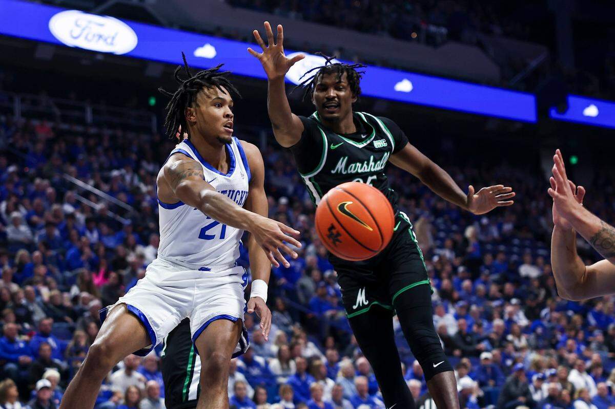 Kentucky freshman guard D.J. Wagner (21) passes the ball against Marshall during Friday’s game at Rupp Arena. Wagner finished with 28 points and five of his team's 27 assists.