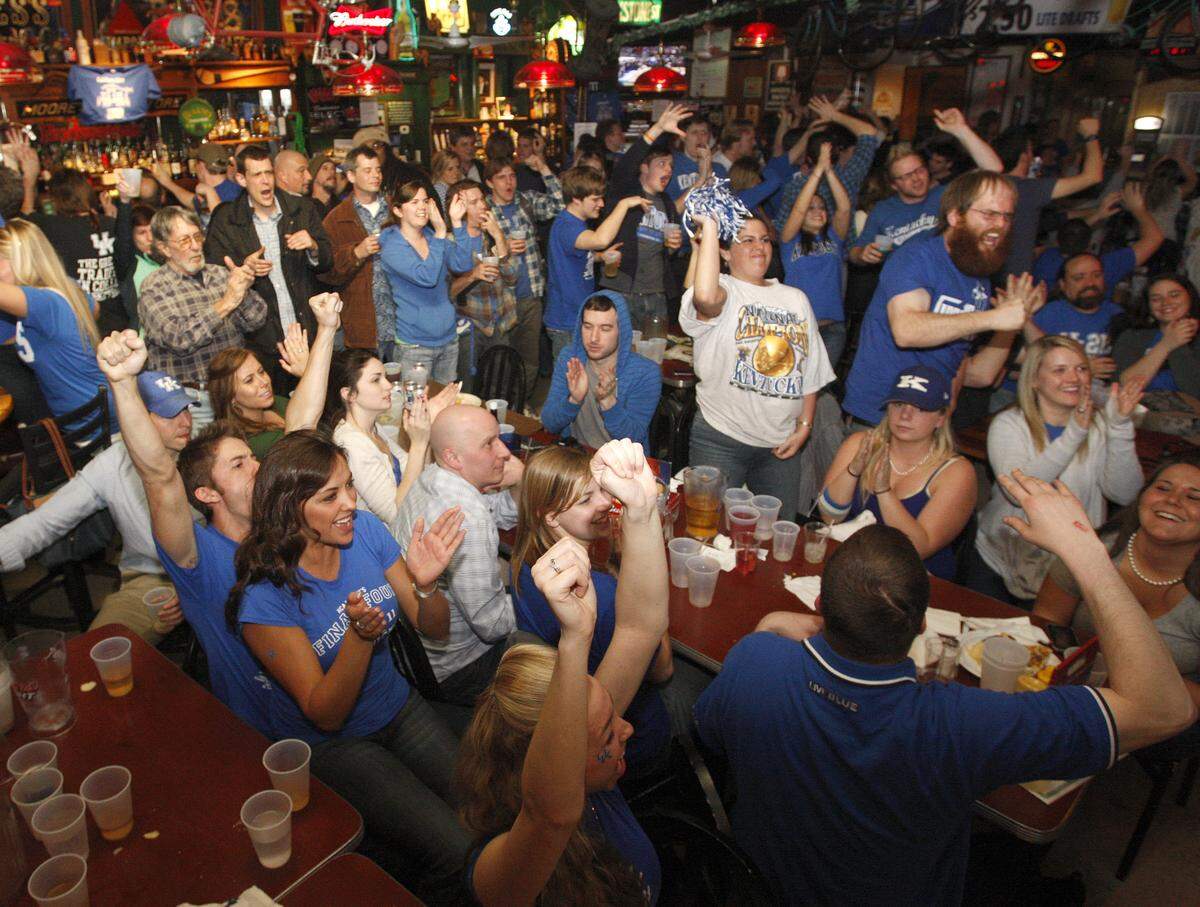 110403LEXCROWDS
