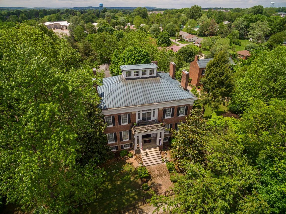 Exterior shot of Bourbon Manor in Bardstown