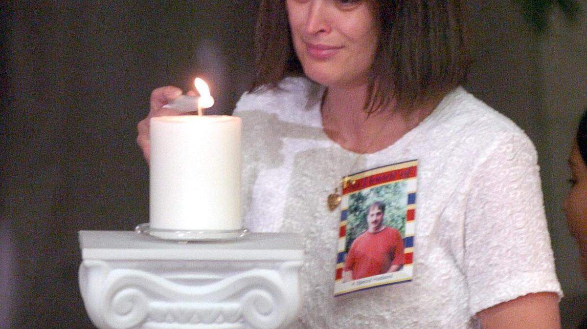 Mary Middleton, wife of Roy Middleton, killed in 2006  Darby minning  accident, lights a candle in his honor during Memorial Services for all of  the Harlan County miners that have been killed in mining accidents in Harlan,  Kentucky during the past year was held on Sat., Aug. 19, 2006 at the Harlan  Center in Harlan, Kentucky. Frank Anderson/Staff