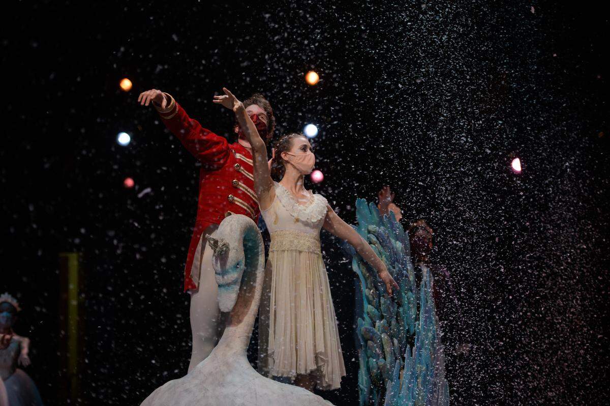 The Lexington Ballet Company will stream the popular holiday classic “The Nutcracker” with distancing dancers in masks starting at midnight Dec. 1.