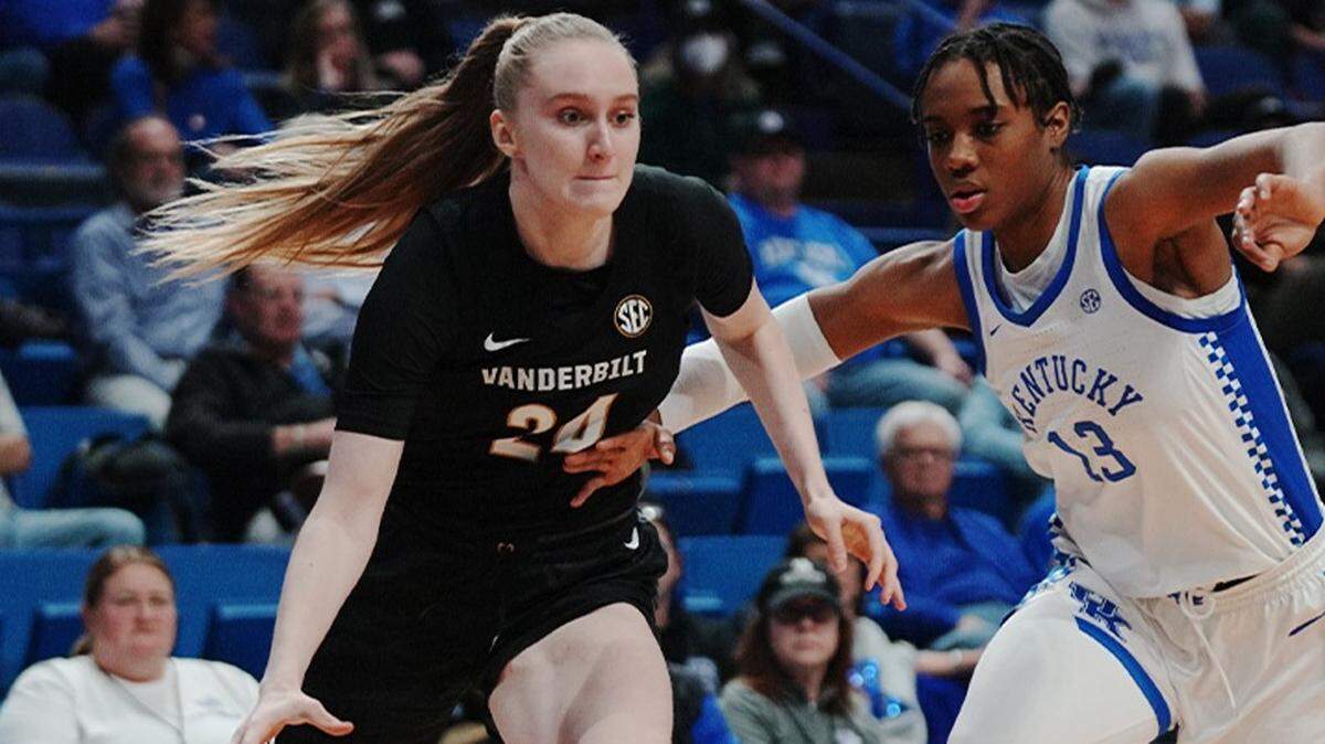 Kentucky’s Ajae Petty (13) tried to cut off Vanderbilt’s Aga Makurat during Thursday night’s game in Rupp Arena. Petty led UK with 23 points and 21 rebounds