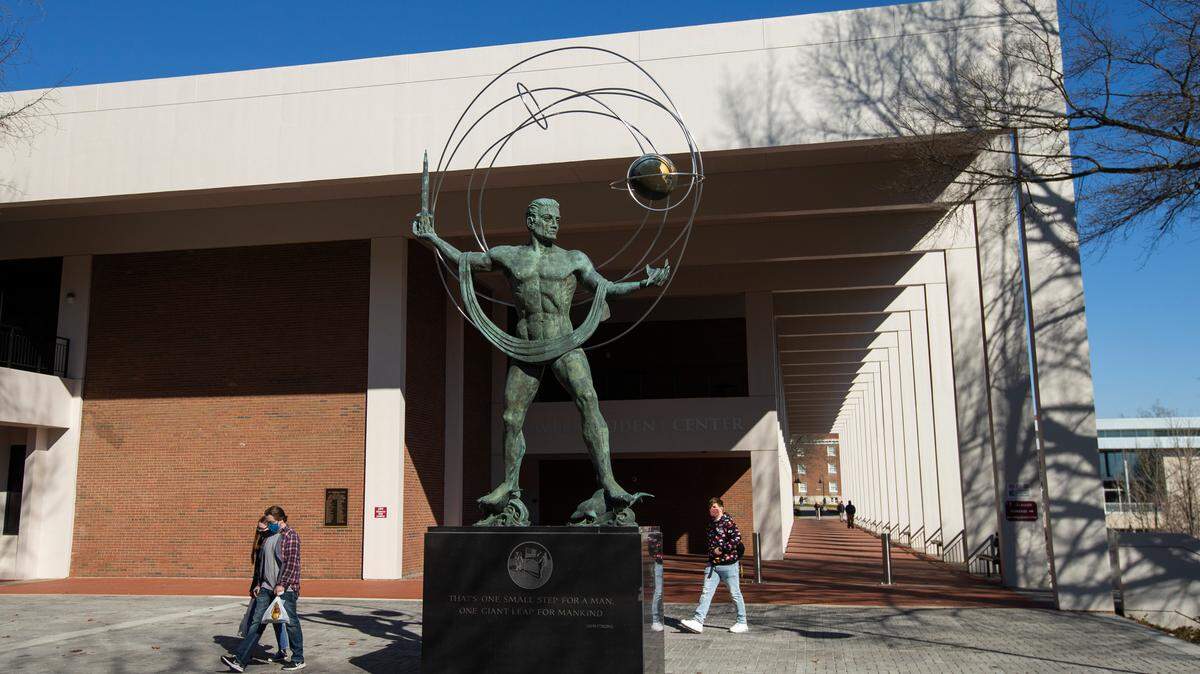 Students make their way through Eastern Kentucky University’s campus during the first week of classes in Richmond, Ky., Wednesday, January 20, 2021.