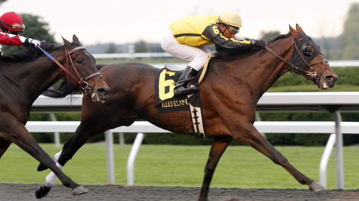 Sanagas (6) held on to beat Tahoe Lake in the Sycamore Stakes, the feature race at Keeneland on Thursday. Rajiv Maragh rode the 5-year-old German horse and Graham Motion trained him.