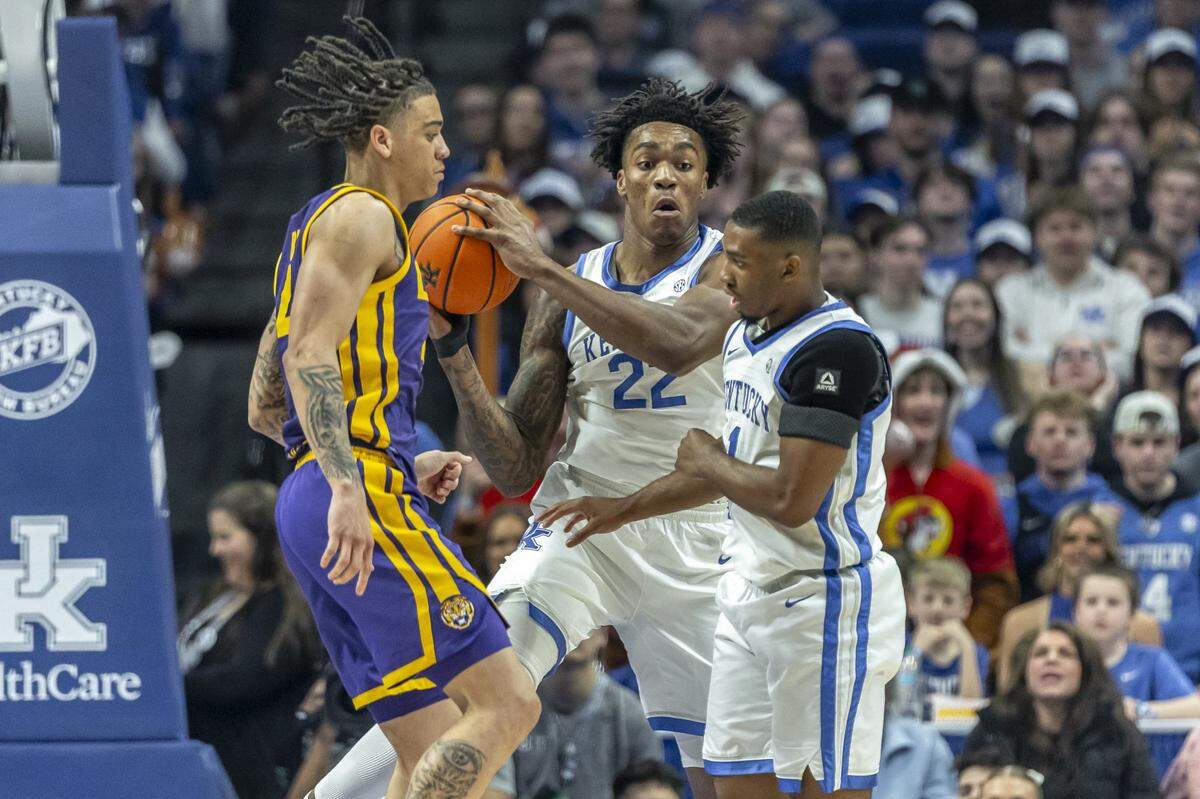 Kentucky’s Amari Williams (22) grabs a rebound in front of LSU’s Dji Bailey (4) during Tuesday’s game in Rupp Arena.