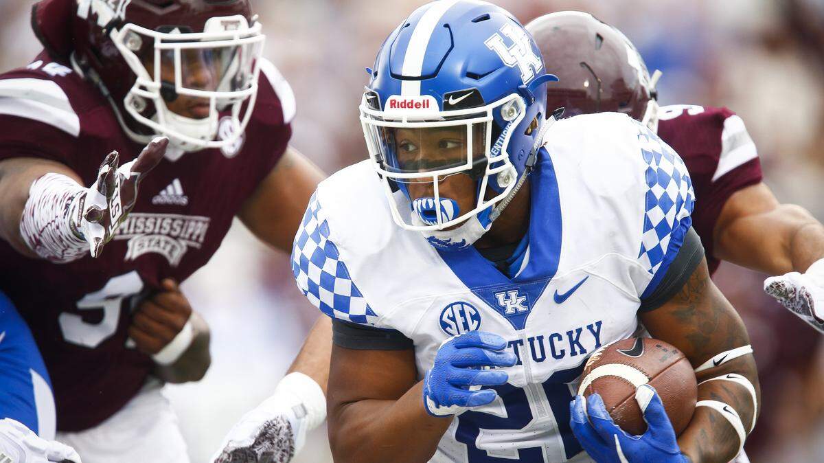 The Mississippi State defense led by star linemen Montez Sweat (9) and Jeffery Simmons (94) held Kentucky star running back Benny Snell (26) to 18 yards on seven carries last season in the Bulldogs’ 45-7 rout of the Wildcats.