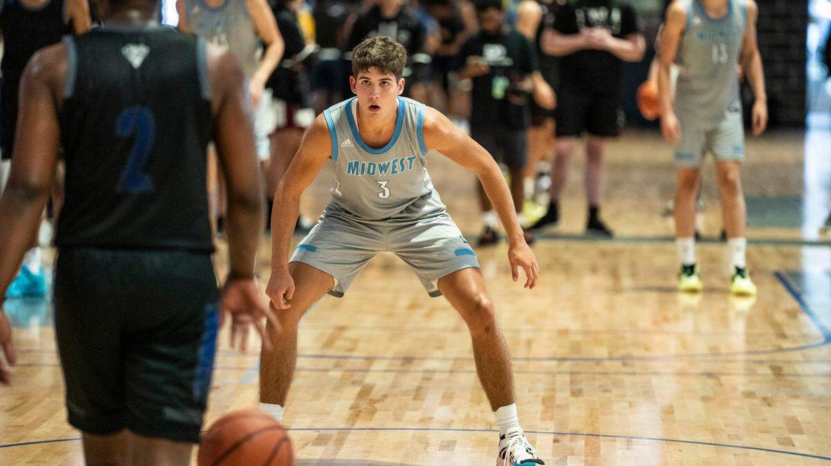 Reed Sheppard plays defense with his Midwest Basketball Club on the Adidas 3SSB circuit.
