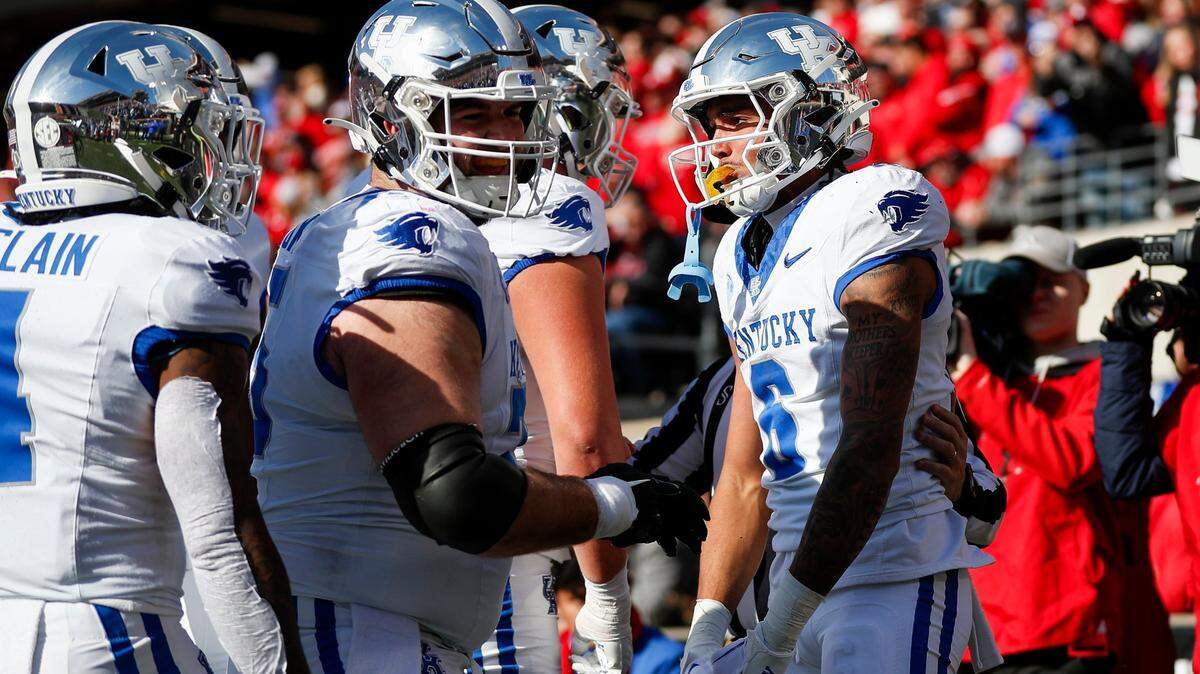 Where does upset of No. 10 Louisville rank among Mark Stoops’ best Kentucky football wins?