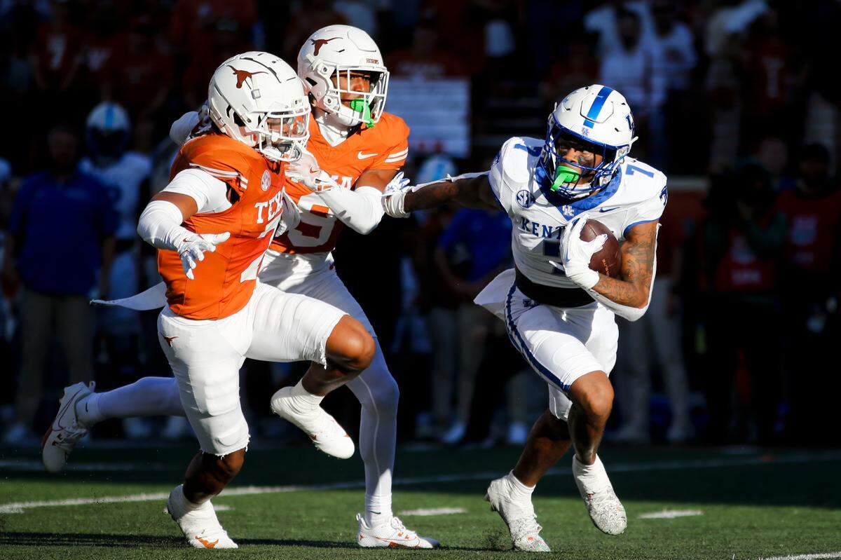 Kentucky wide receiver Barion Brown (7) runs the ball against the Texas during Saturday’s game in Austin.