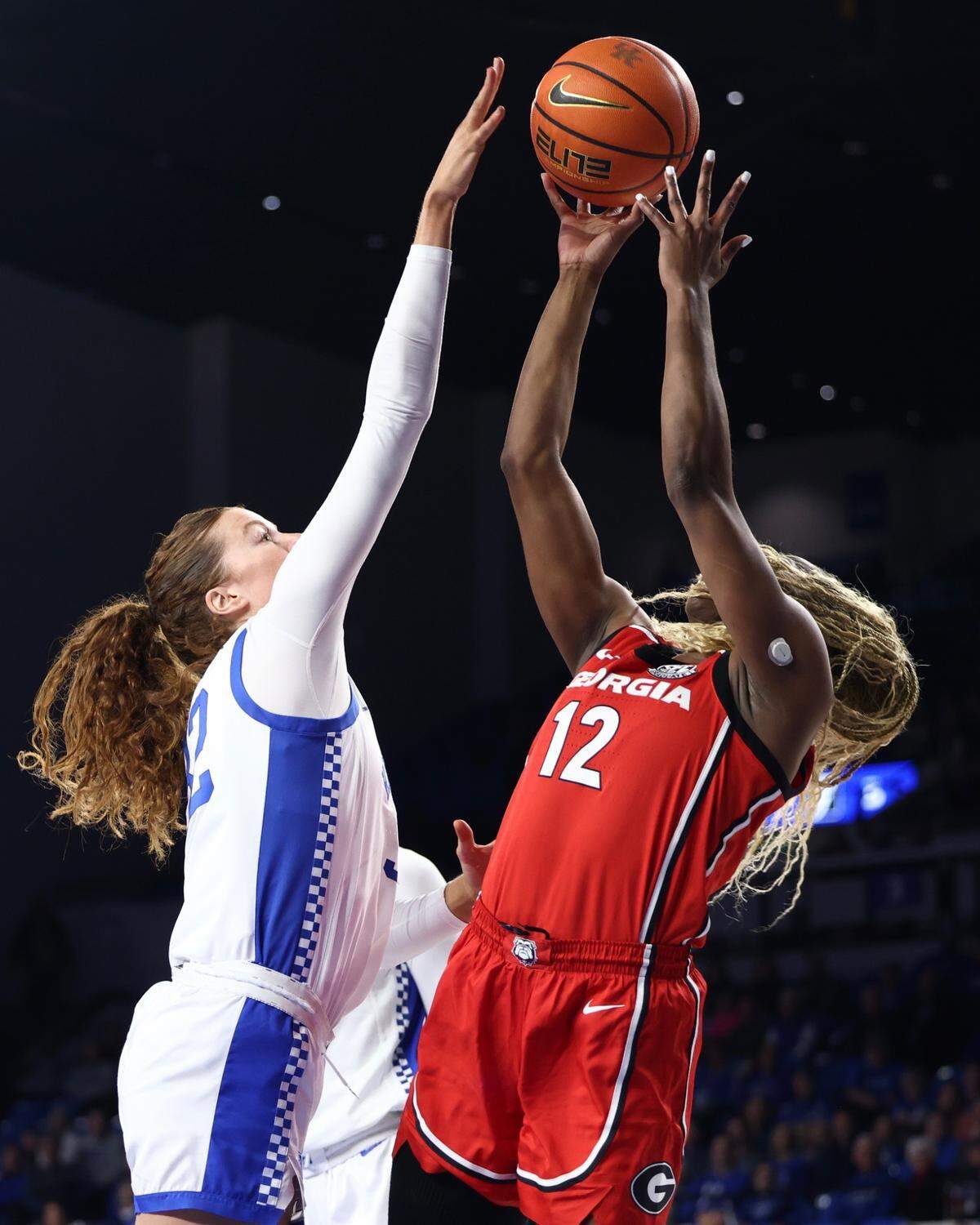 Amelia Hassett attempts to block a shot by Georgia’s Roxane Makolo on Sunday. Kentucky blocked nine shots in the game, including two by Hassett.
