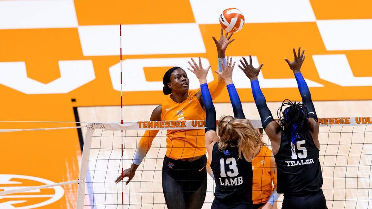 Kentucky’s Erin Lamb and Azhani Tealer battled Tennessee’s Morgahn Fingall (7) during the Wildcats’ 25-17, 25-19, 25-19 victory Wednesday night in Knoxville.