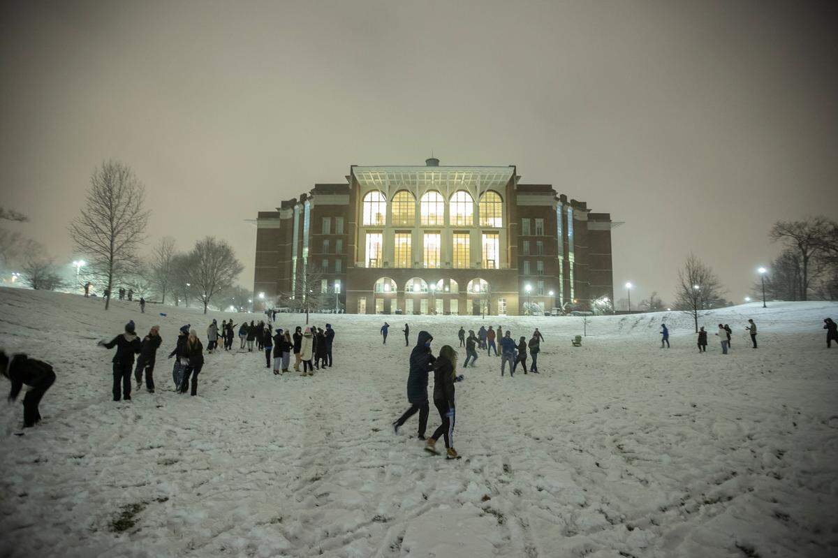 Snow falls in Lexington, Ky., on Wednesday, Jan. 27, 2021. 