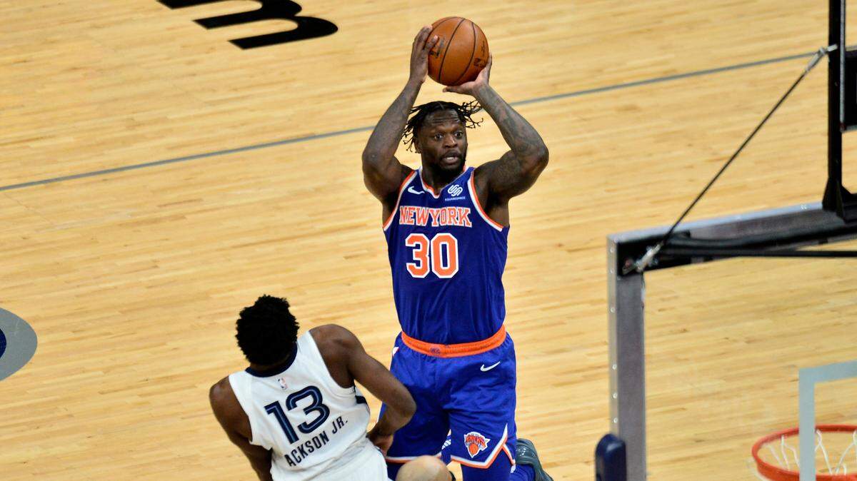 New York Knicks forward Julius Randle (30) took a shot against Memphis Grizzlies forward Jaren Jackson Jr. in the second half Monday night.