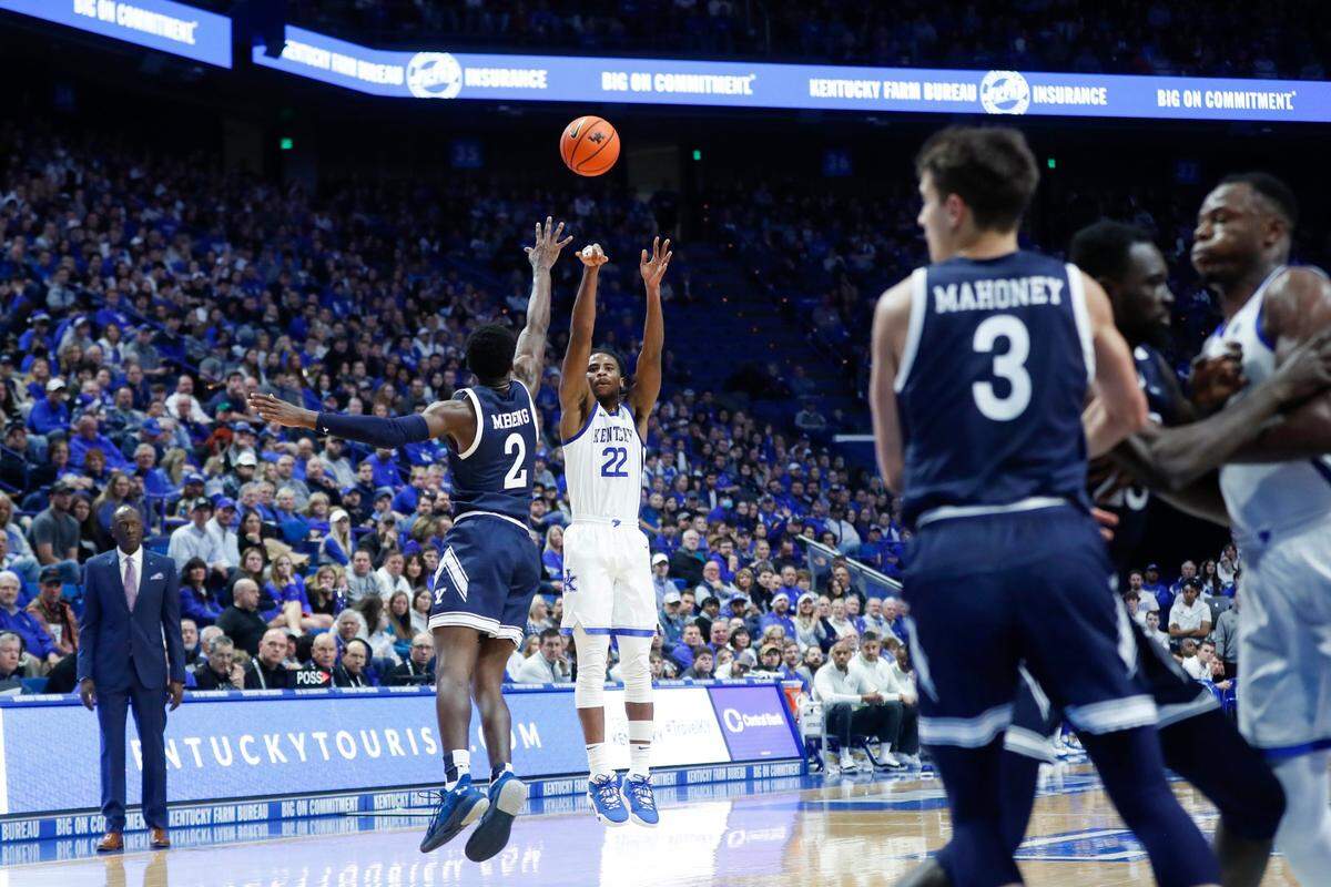 Kentucky freshman Cason Wallace (22) is averaging 12.8 points, 3.7 rebounds and 3.9 assists per game this season.