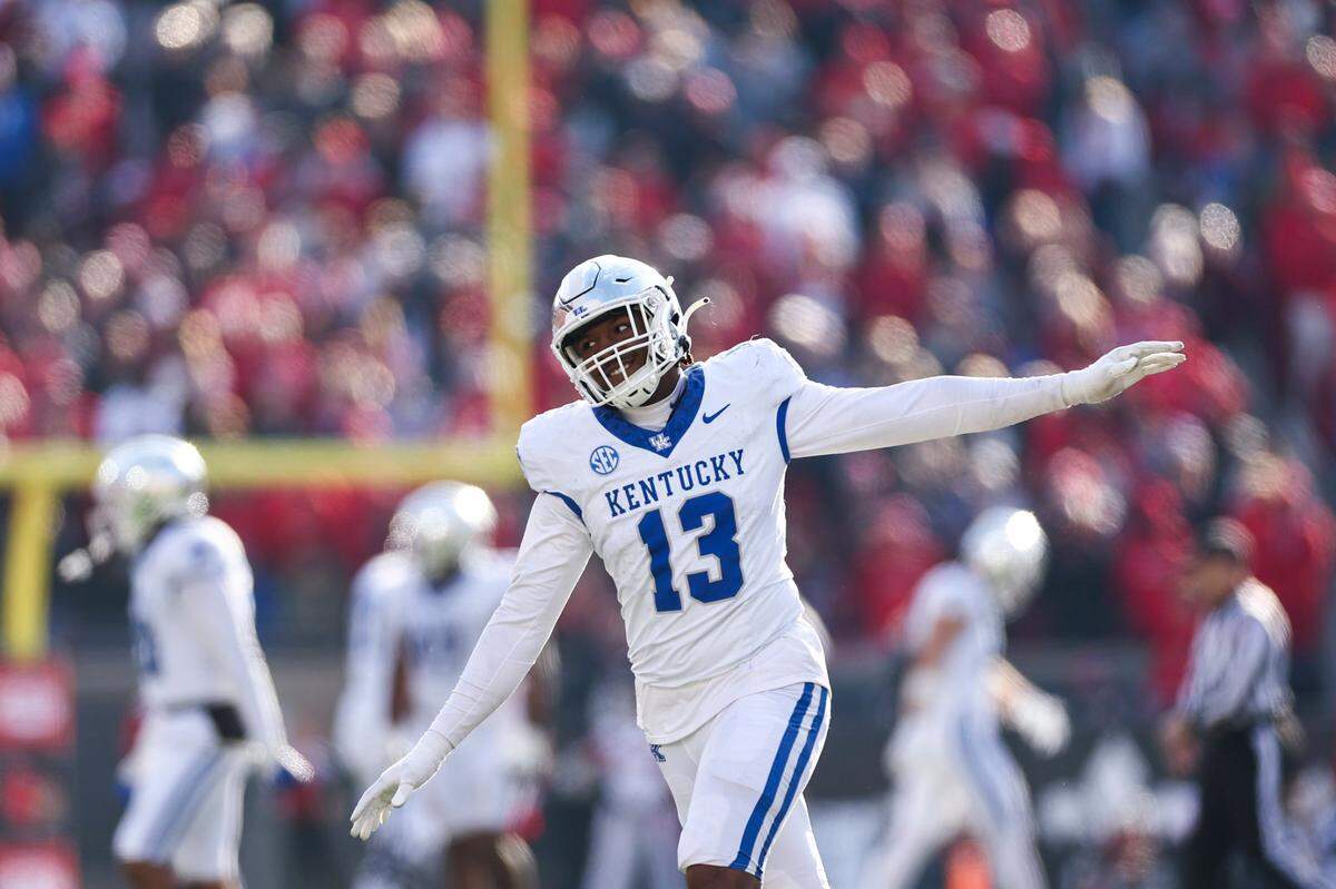 Kentucky rush end/outside linebacker J.J. Weaver (13) celebrated during UK’s 38-31 upset of No. 9 Louisville in the 2023 Governor’s Cup rivalry showdown. A product of Moore High School in Louisville, Weaver was named the winner of the Howard Schnellenberger MVP Award.