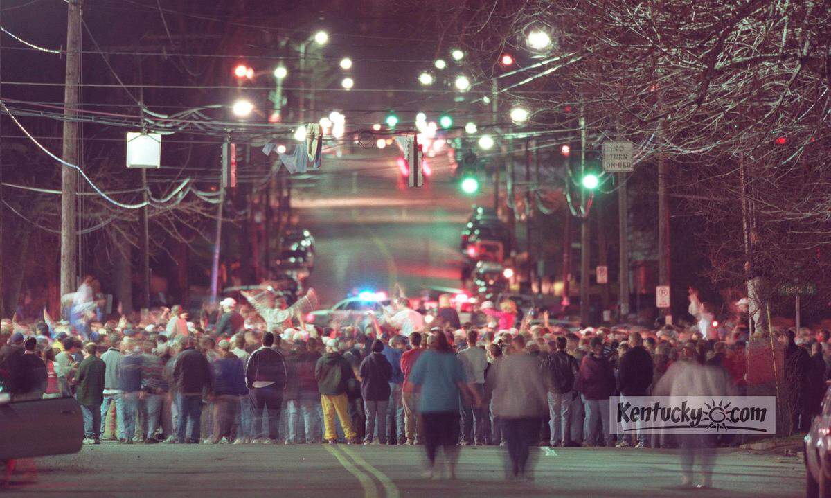Hundreds of UK fans celebrates at the intersection of Euclid Ave.and Woodland Ave. after Uk beat Duke at the Regional Final. Sun. March 22, 1998. Photo by Joseph Rey Au