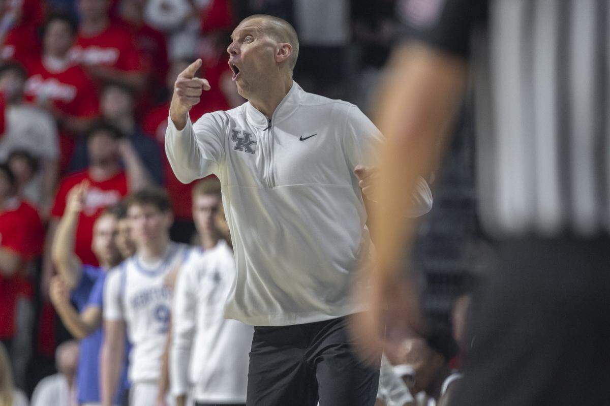 Kentucky head coach Mark Pope talks to his players during Tuesday’s game against Mississippi in Oxford, Miss.