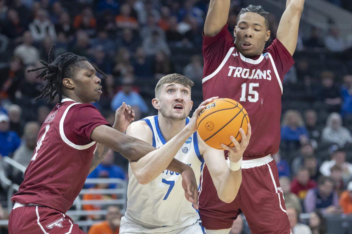 In two NCAA Tournament games in his career, one for Delaware and one for Kentucky, UK forward Andrew Carr (7) has made 10 of 12 field-goal attempts. Carr and the No. 3 seed Wildcats will face No. 6 seed Illinois in Sunday’s Midwest Regional round of 32.