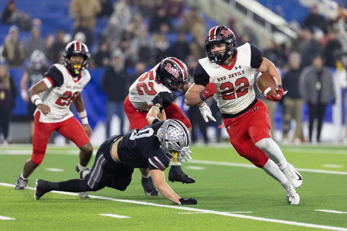 Owensboro's Evan Hampton (22) runs for a touchdown during the Class 5A UK HealthCare Sports Medicine State Football Finals Saturday, December 6th, 2025 at Kroger Field in Lexington KY