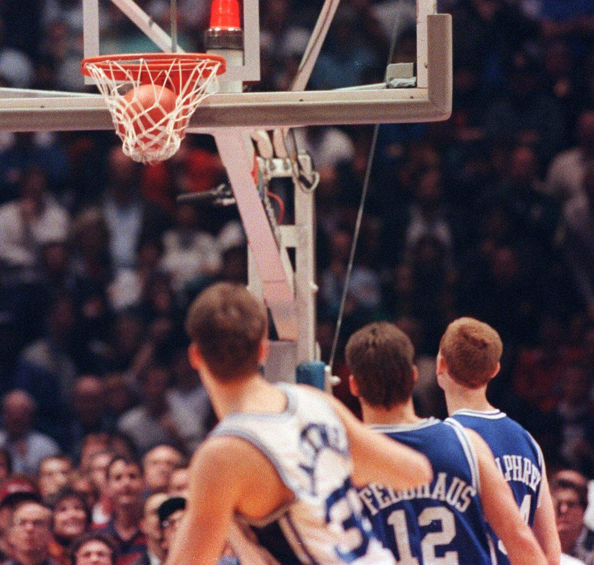 Deron Feldhaus and John Pelphrey turned to watch Christian Laettner’s game-winning shot drop through the net as Duke defeated Kentucky in the 1992 NCAA East Region finals in Philadelphia.
