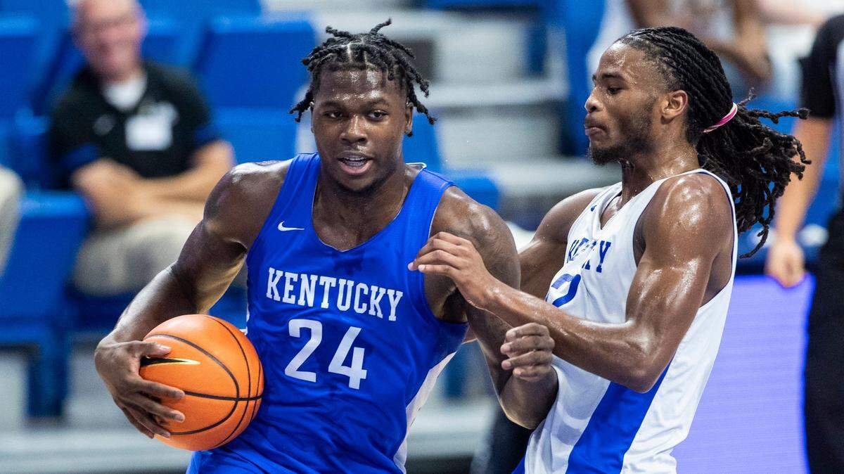 Kentucky freshman Chris Livingston, left, tries to drive past fellow UK freshman Cason Wallace during a scrimmage in Rupp Arena in August.