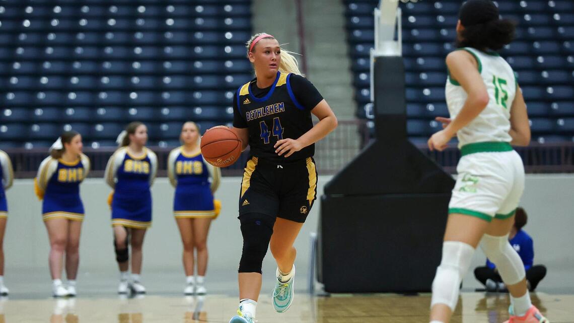 ‘It feels like family.’ Top-10 recruit Leah Macy finds success and community at new school.