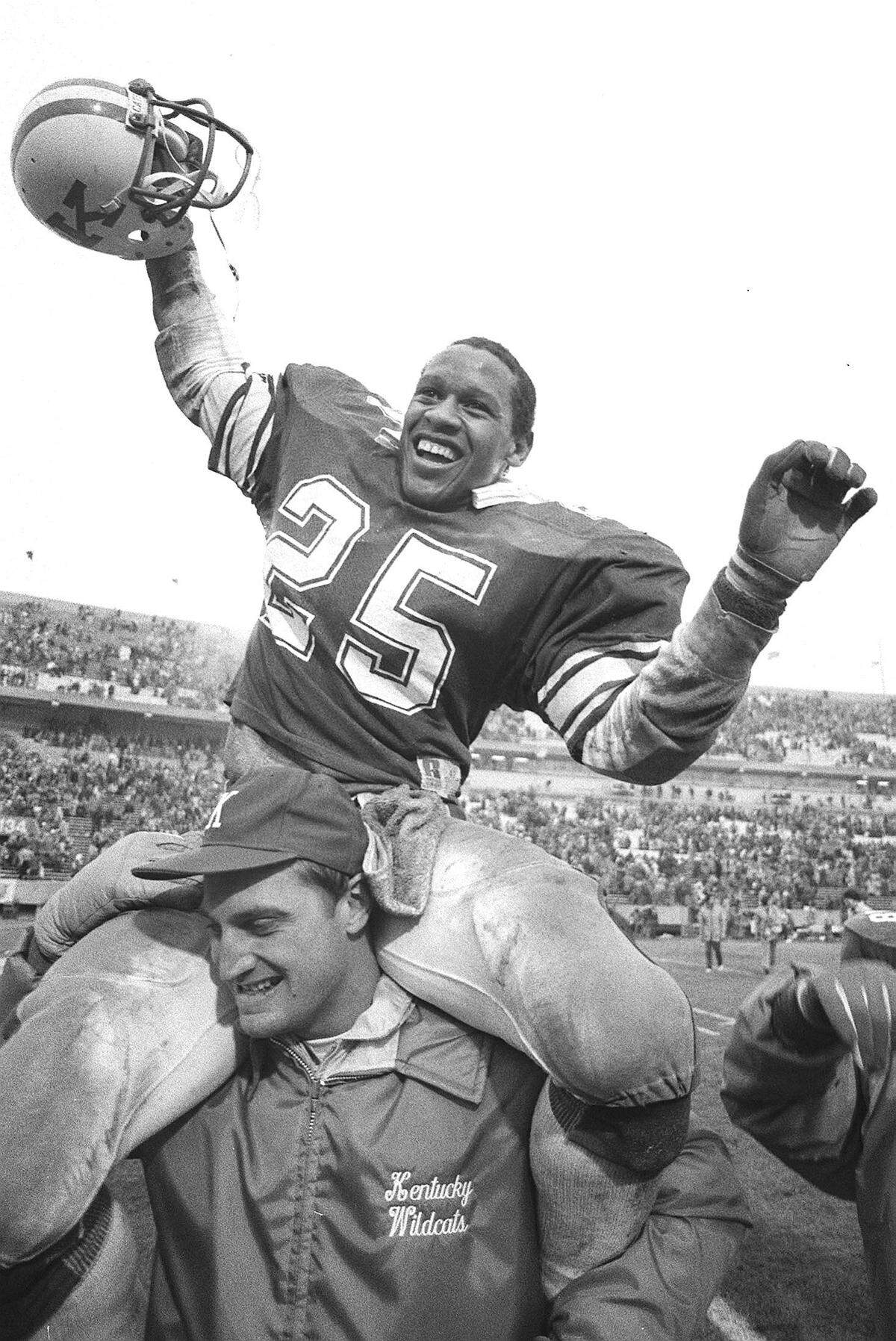 Marc Logan scored two touchdowns to help Kentucky upset No. 19 Wisconsin 20-19 in the 1984 Hall of Fame Bowl.
