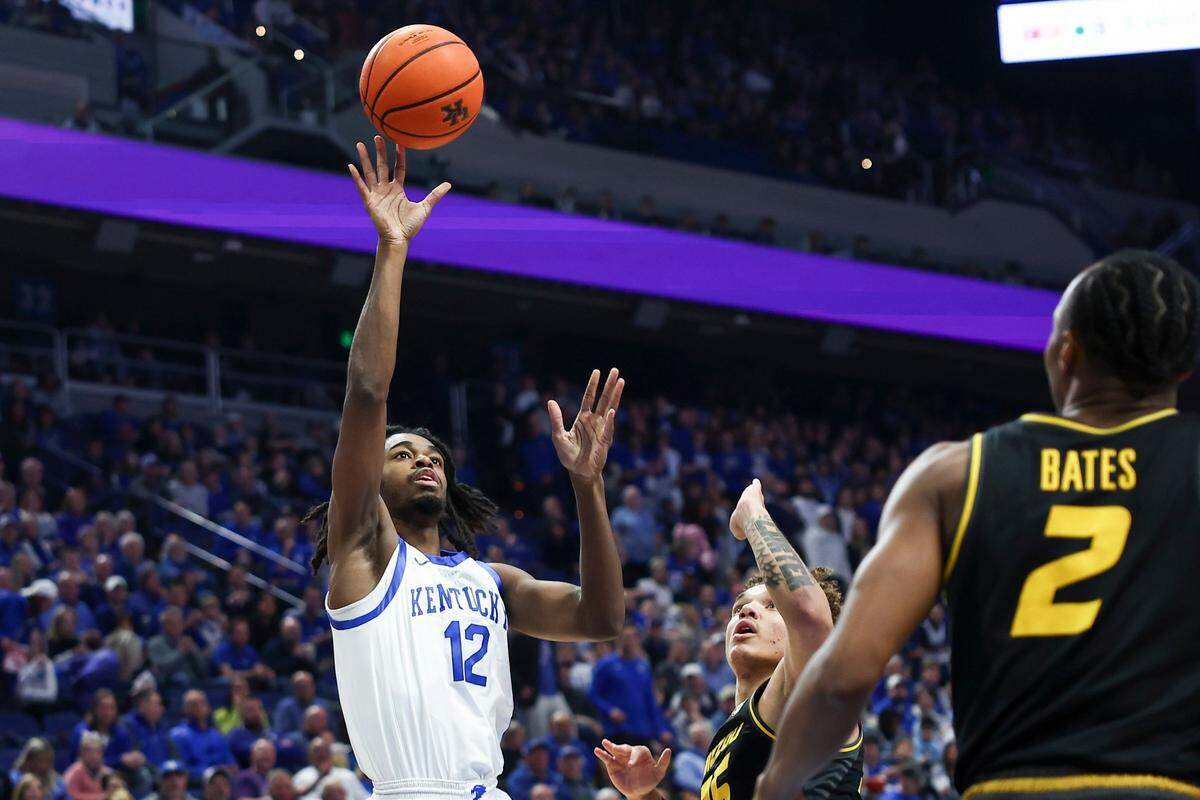 Kentucky’s Antonio Reeves (12) shoots over Missouri’s Noah Carter (35) on Tuesday night.